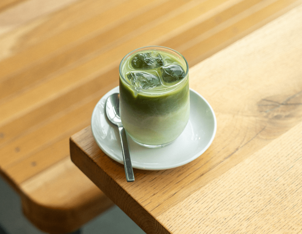 Frisch auf dem Menü: Matcha Latte (auf Eis)