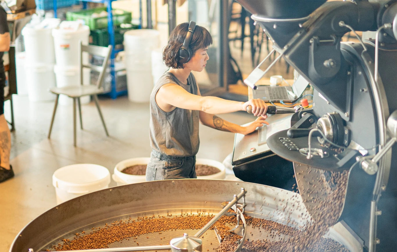 Kaffeemeister am Kaffee rösten