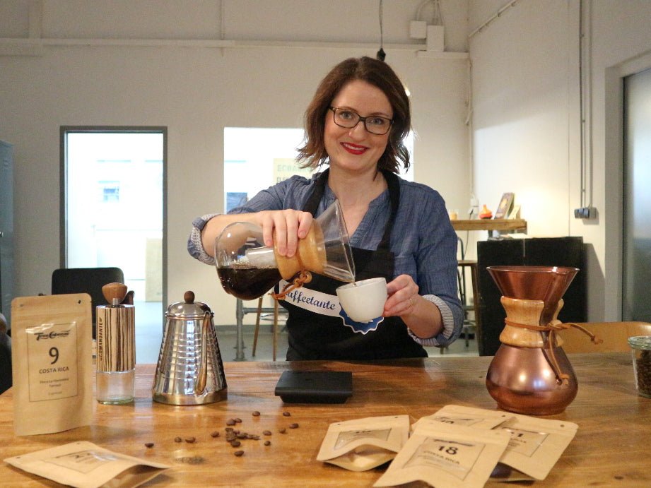 Ruth bei der Filterkaffeezubereitung mit einer Chemex