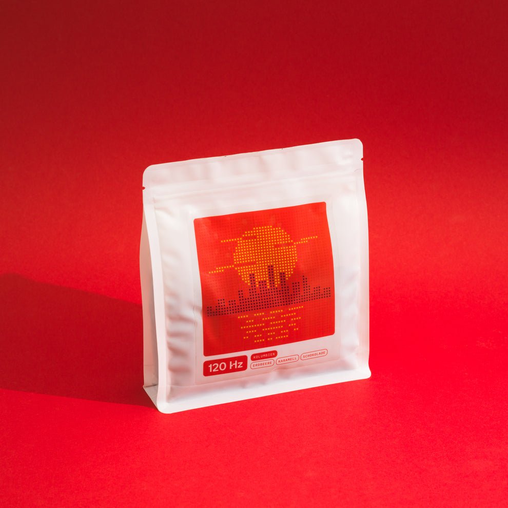 120 Hz Espresso auf einem roten Hintergrund