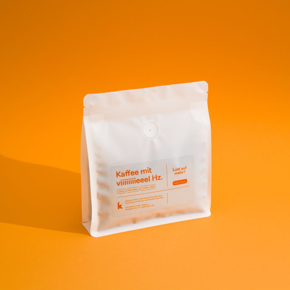 144 Hz Kaffee Rückseite auf gelbem Hintergrund