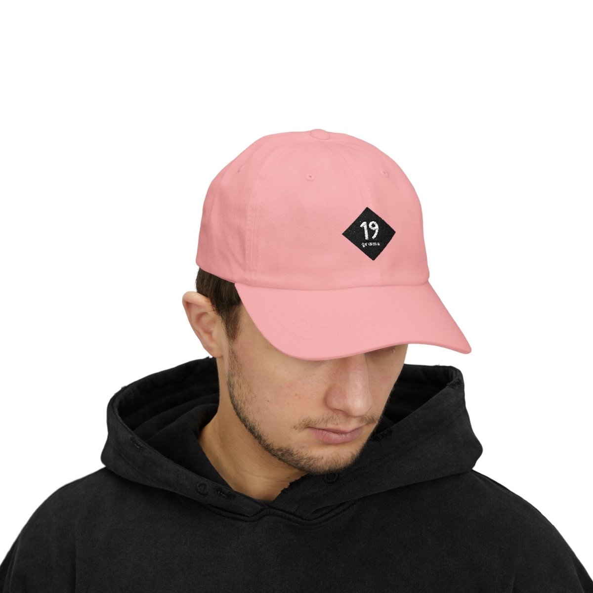 Pinke Cap mit 19grams Logo getragen