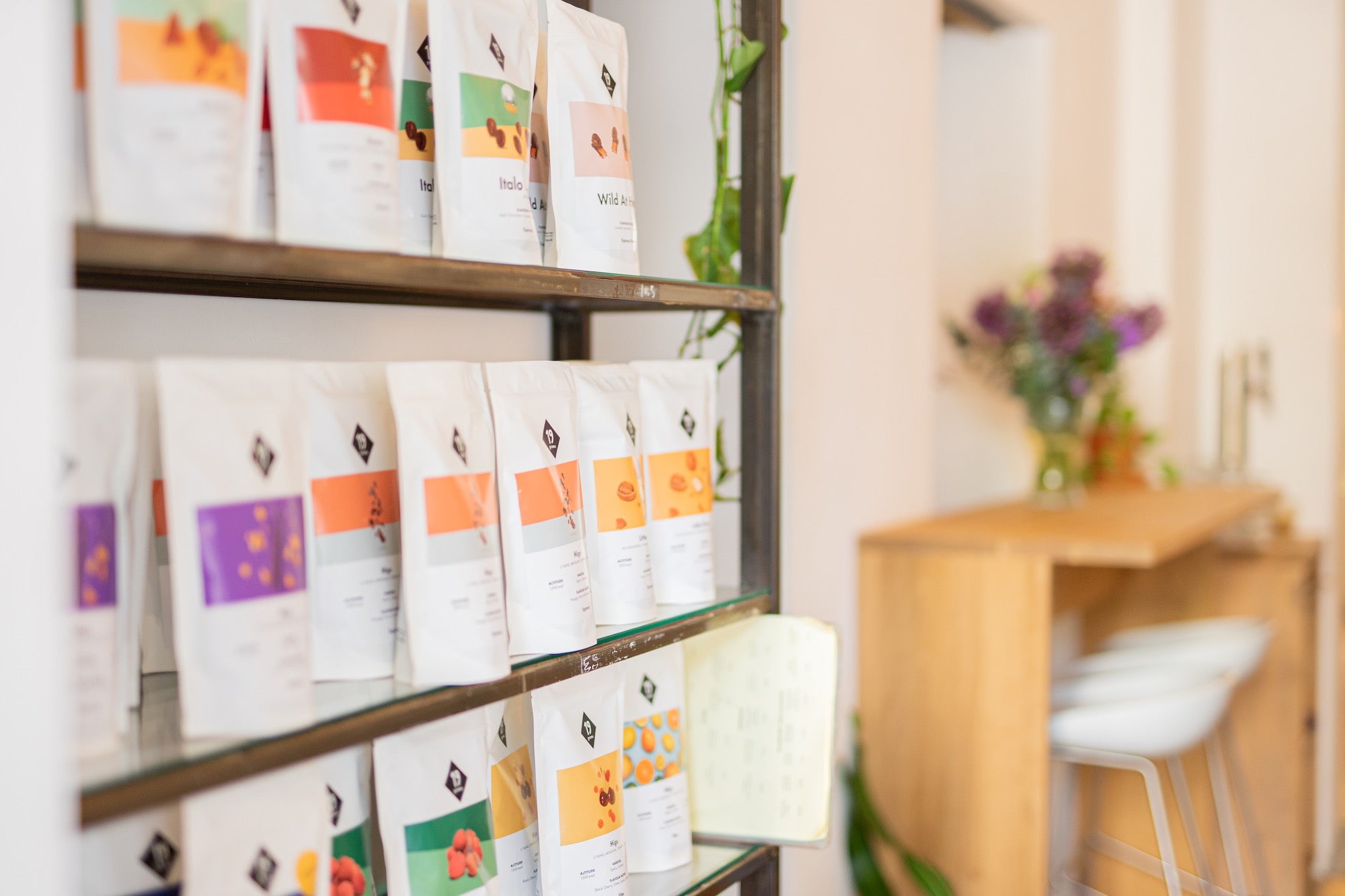 Kaffeebeutel im Regal