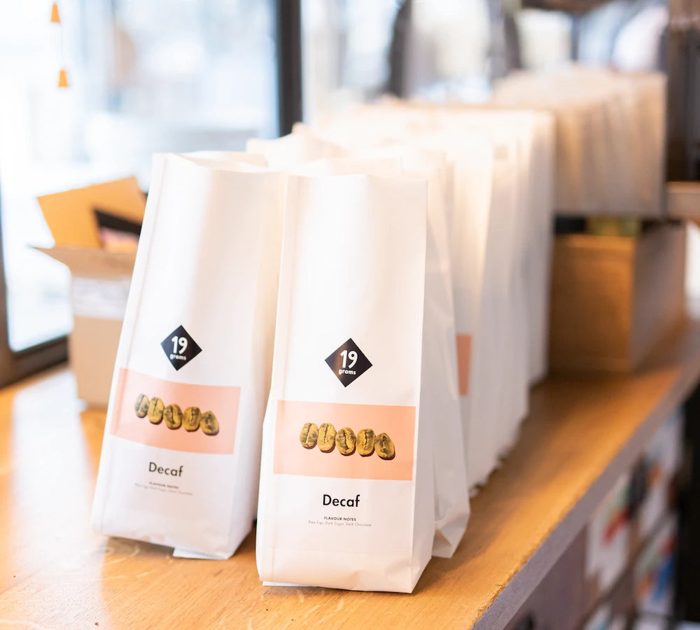 19grams Decaf Kaffee Beutel auf der Theke