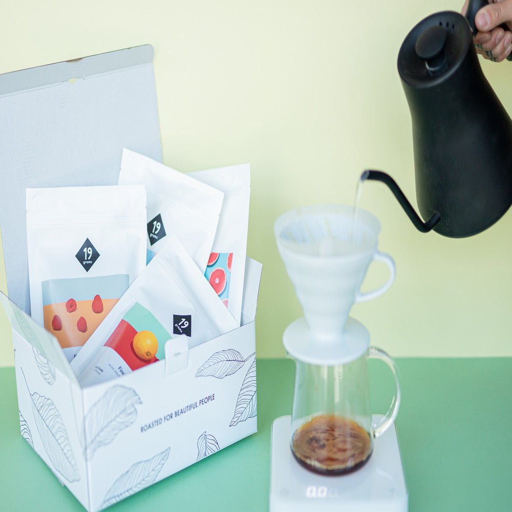 19grams Kaffee Geschenkbox und frisch gebrühten Kaffee