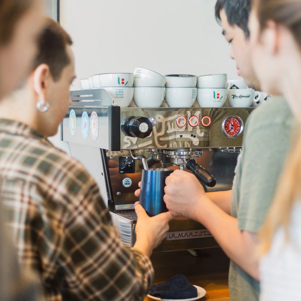Latte Art Kurs Milch aufschäumen mit dem Trainer bei 19grams Alexanderplatz