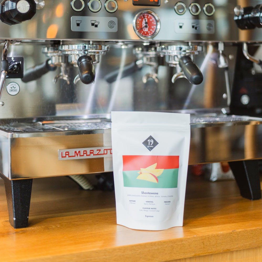 19grams Shantawene Natural - Äthiopien Espresso vor Kaffeemaschine