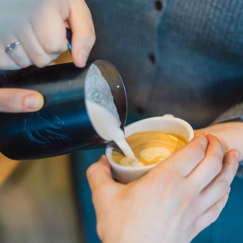 Foto mit aufschäumter Milch und begleitetes Latte Art
