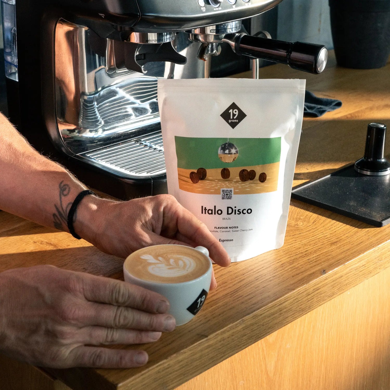 19grams Italo Disco Cappucino mit Espresso Maschine im Hintergrund