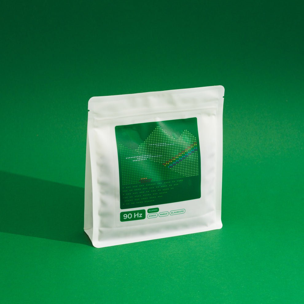 90 Hz Filterkaffee auf grünem Hintergrund