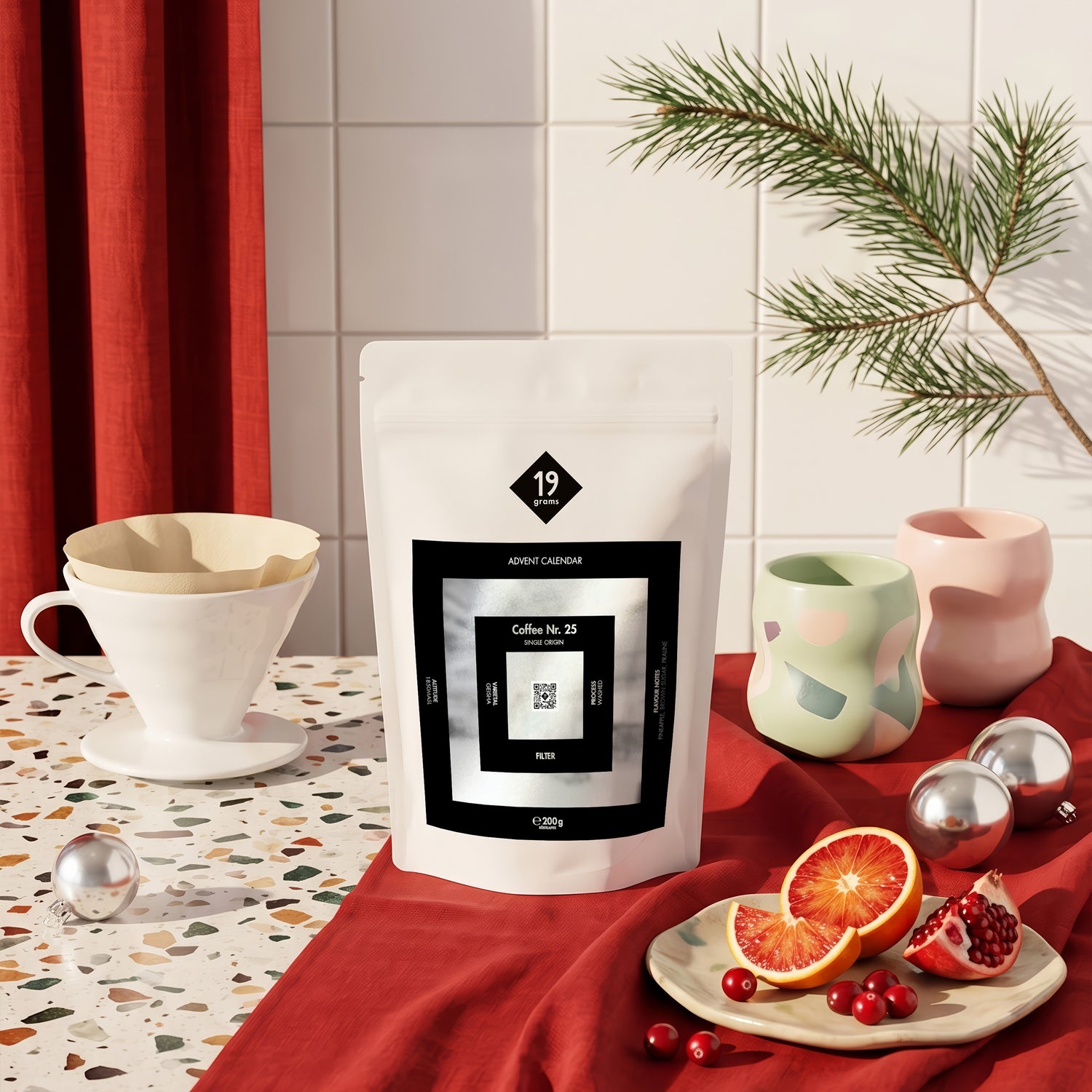 19grams Coffee Nr. 25 Adventskalender Specialty Coffee Moodbild – Kaffeebeutel mit Handfilter, Tassen, Blutorange und Granatapfel auf Terrazzo, Kaffeerösterei Berlin