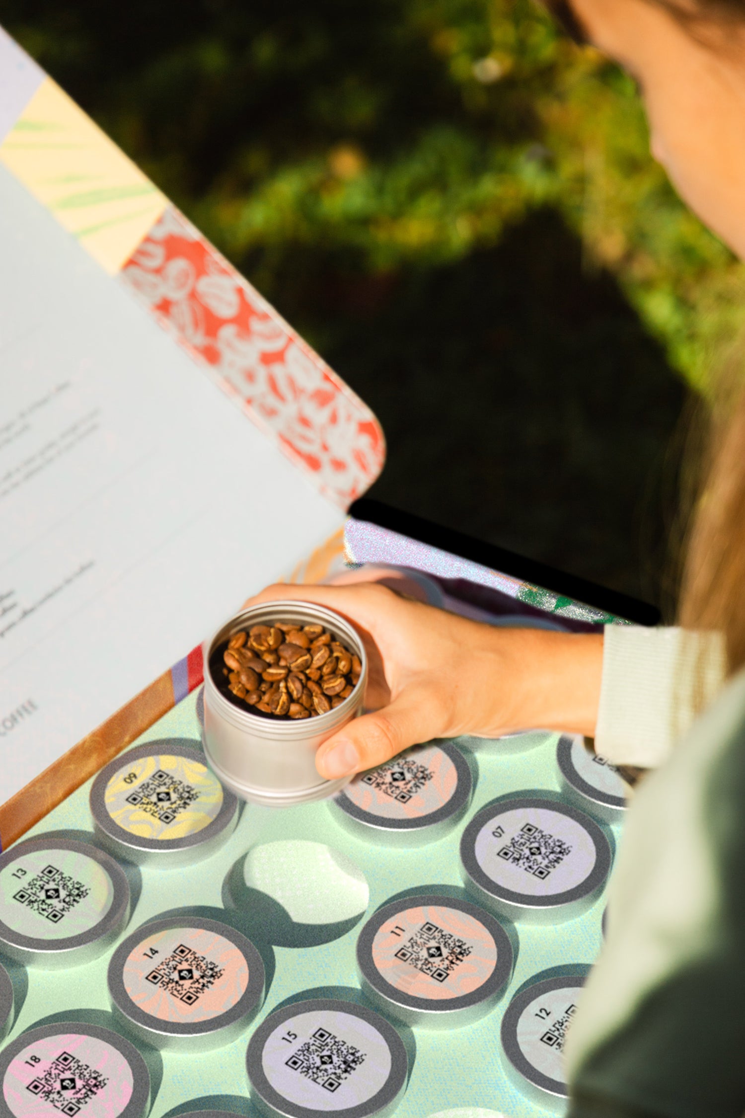 19grams Adventskalender 2024 mit einer geöffneten Dose – Specialty Coffee Adventskalender von 19grams Coffee Roasters Berlin