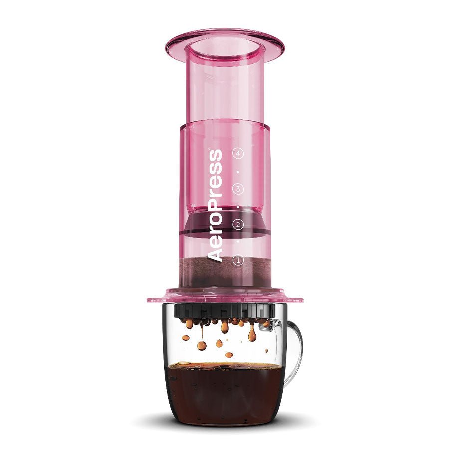 AeroPress Clear Pink auf einer Tasse mit frisch gepressten Kaffee