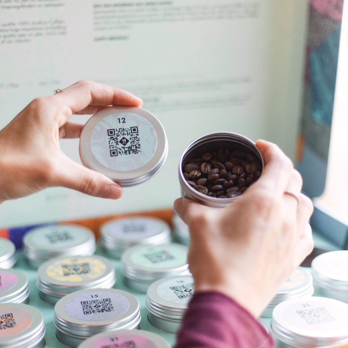 19grams Adventskaldender Döschen 12 in der Hand präsentiert