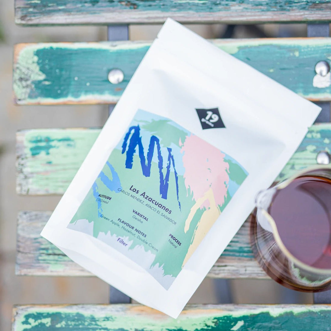 19grams Los Azacuanes Filter Kaffee auf einer Bank