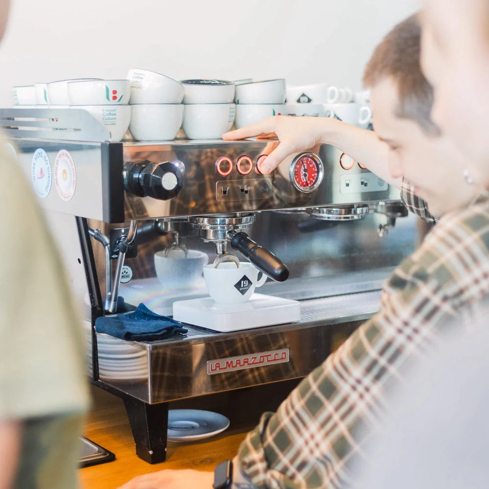 Barista zieht Espresso