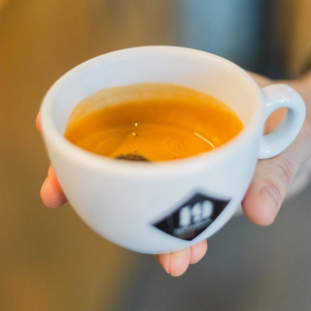 19grams Cappuchino Tasse gefüllt mit Espresso in der Hand