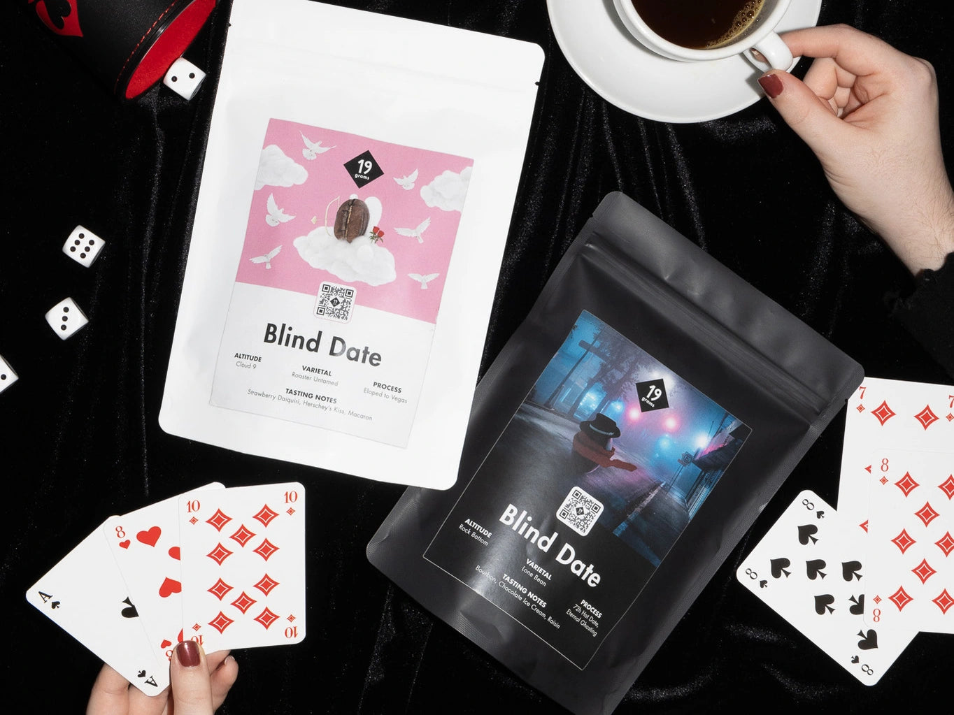 19grams spezial Edition Blind Date in verschiedenen Varianten auf einem schwarzen Hintergrund mit Spielkarten und Würfel