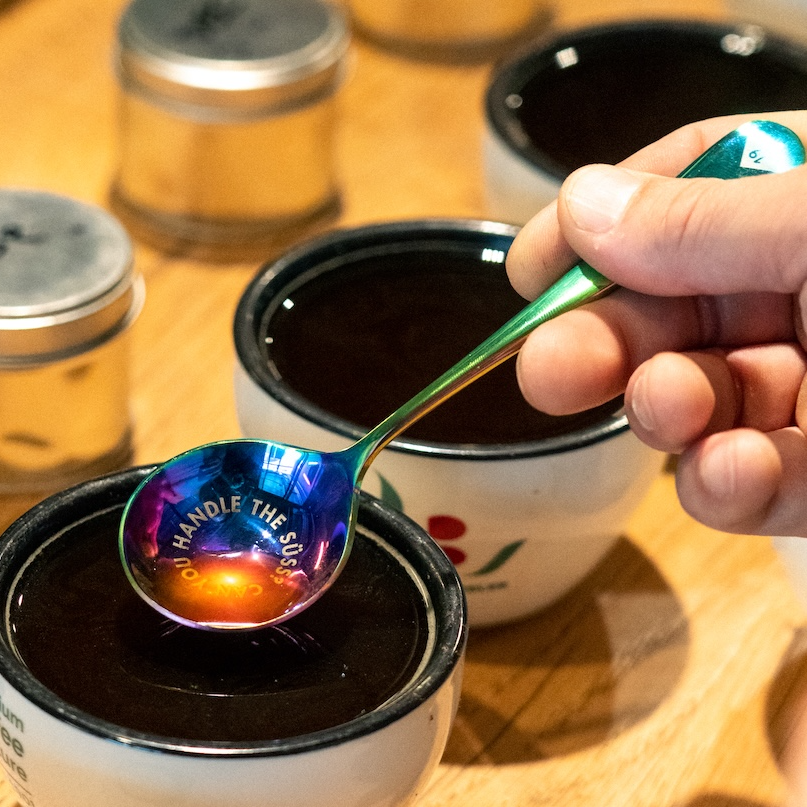 Can you handle the Süß Cupping Löffel mit Kaffee auf dem Löffel