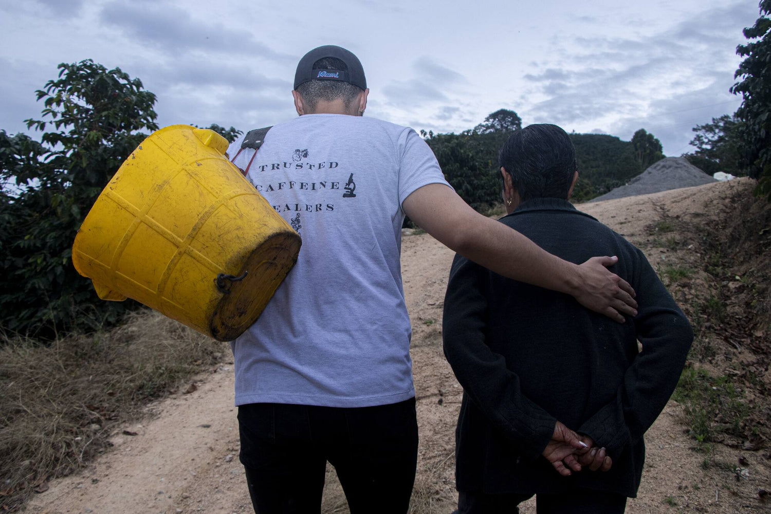 Kaffeefarmer von hinten fotografiert