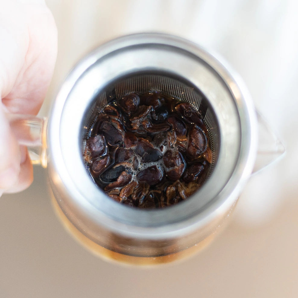 Cascara mit heißem Wasser aufgegossen