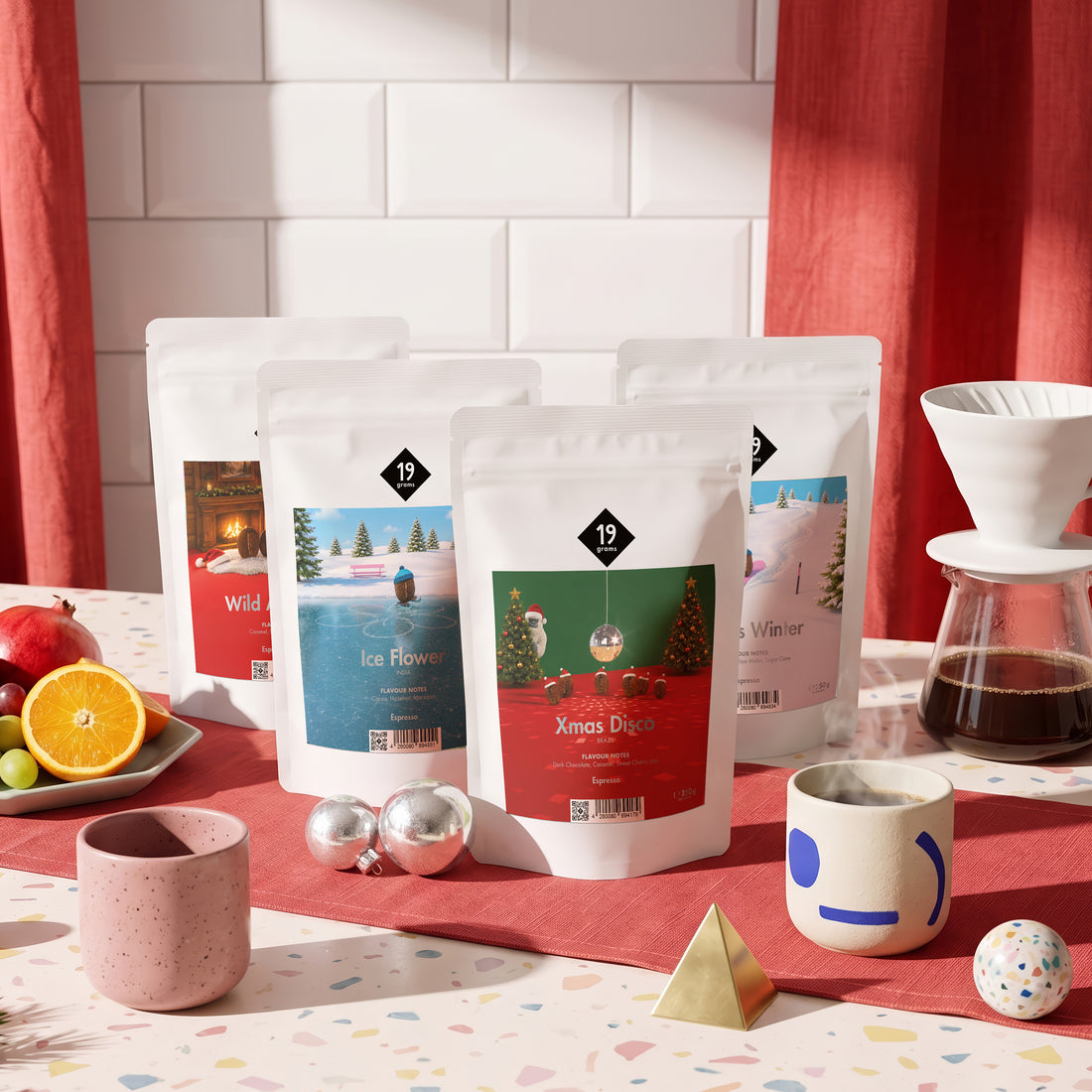 19grams Classic Calendar Specialty Coffee Moodbild – Vier Kaffeebeutel der Adventskalender-Serie (Wild At Hearth, Ice Flower, Xmas Disco, Endless Winter) mit Handfilter, Kaffeekaraffe und Weihnachtsdeko auf gedecktem Tisch, Kaffeerösterei Berlin