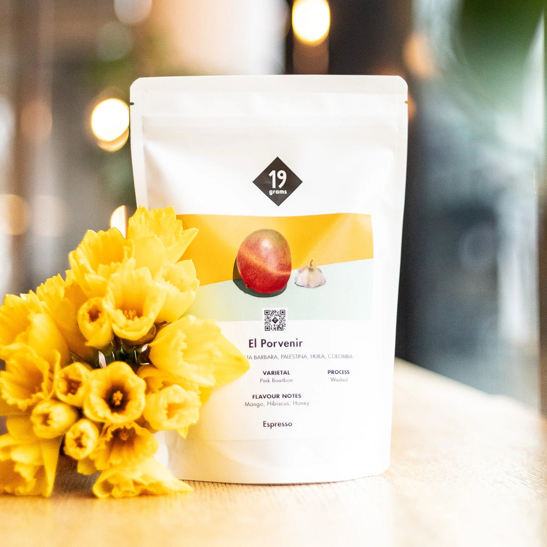 19grams El Porvenir Kolumbien Espresso mit Blumendekoration – Specialty Coffee mit Noten von Mango, Hibiskus und Honig, geröstet von 19grams Coffee Roasters Berlin