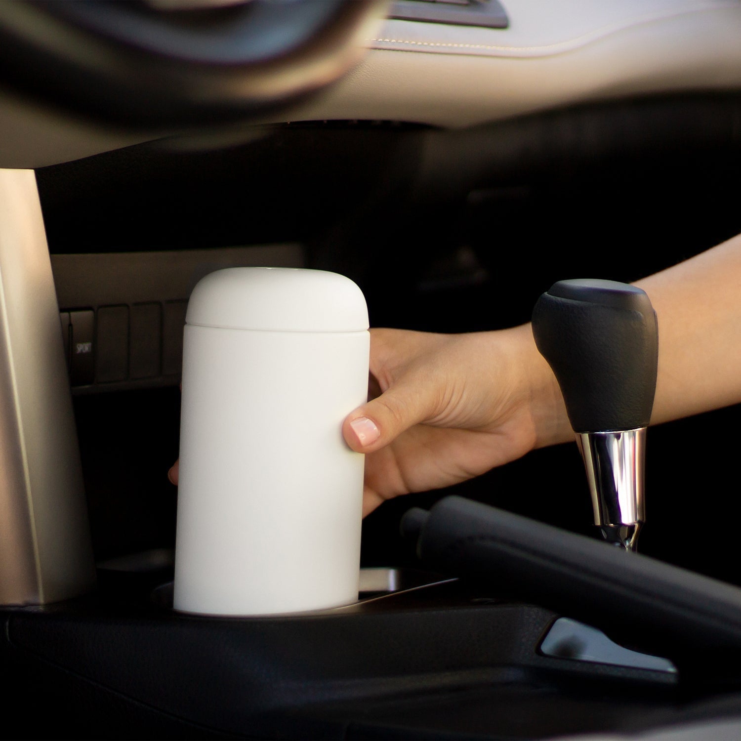 Fellow Thermobecher Carter Move Mug im Auto-Getränkehalter – Kaffee-Zubehör bei 19grams Berlin
