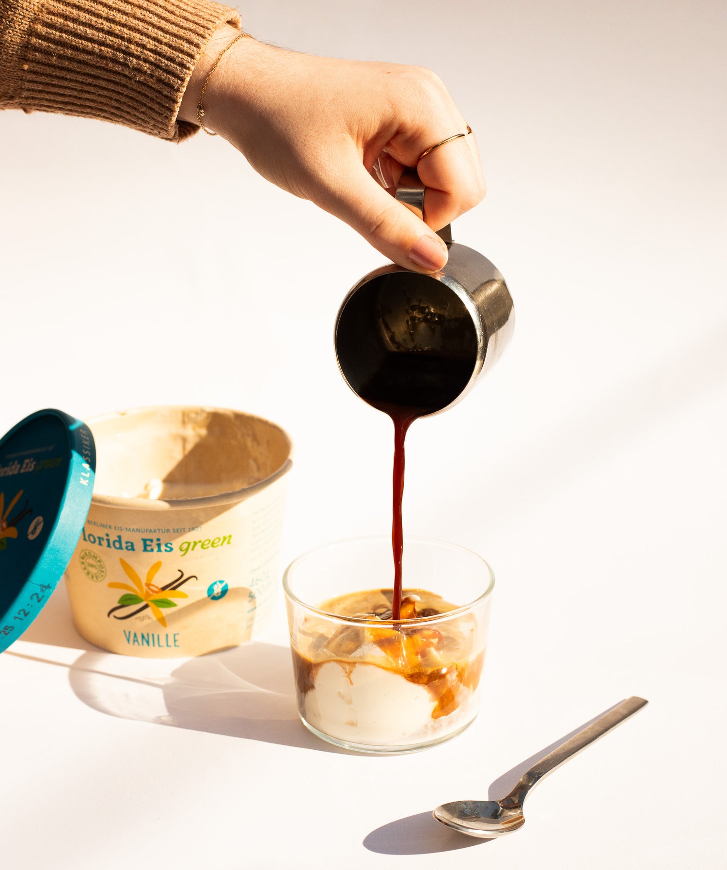 Affogato vorletzter Schritt Espresso eingießen