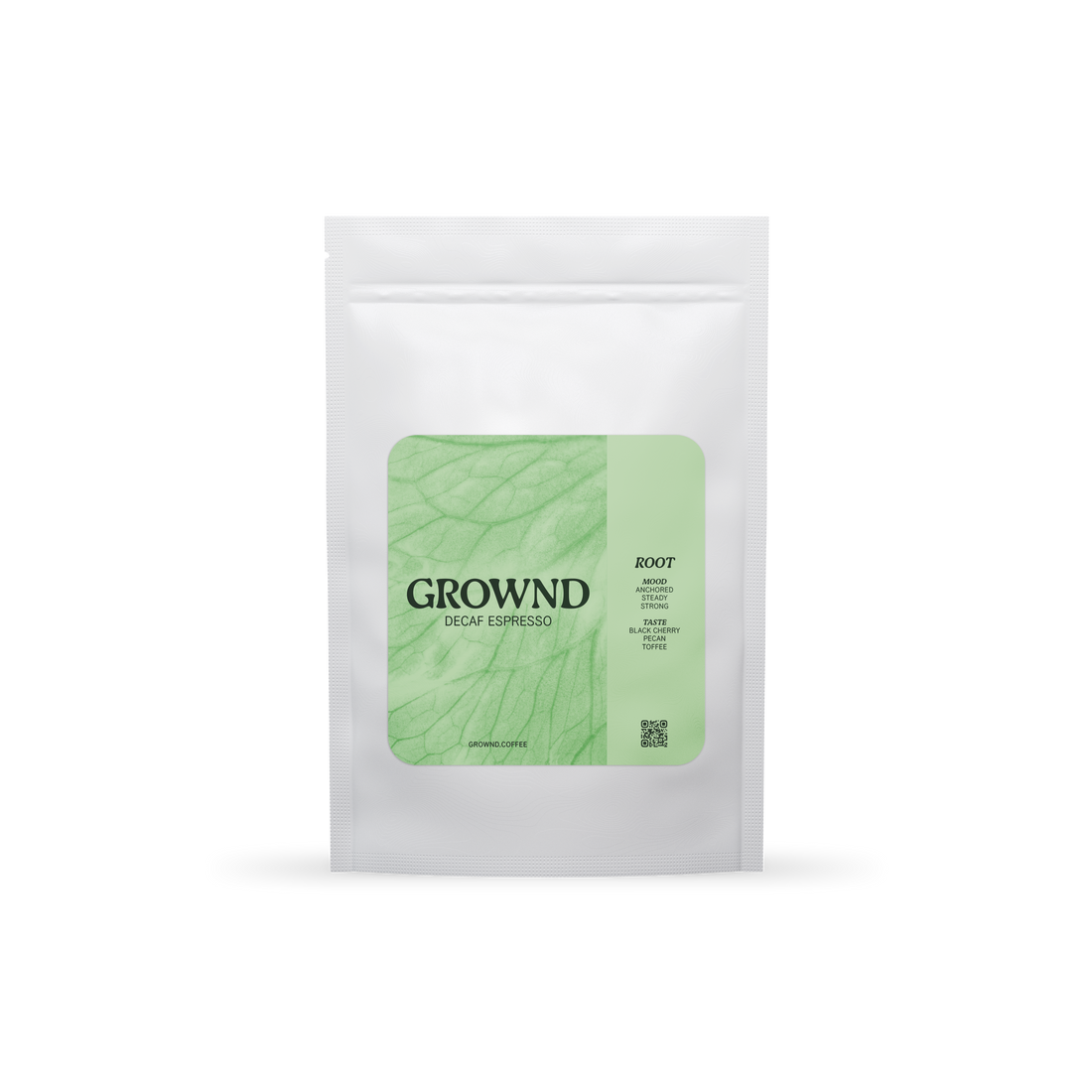 19grams GROWND ROOT Espresso Decaf – Freigestellter weißer Kaffeebeutel mit hellgrünem Blatt-Label, Geschmacksnoten Schwarzkirsche, Pekannuss und Toffee