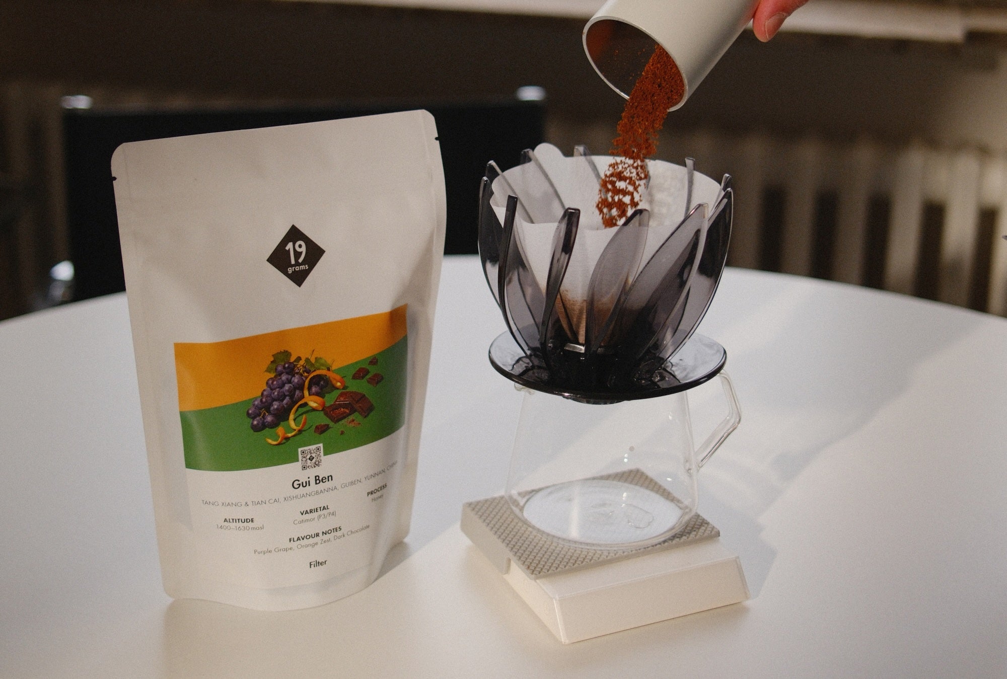 19grams Gui Ben Kaffeeverpackung aus China neben Pour-Over-Kaffeebereiter mit Kaffeebohnen