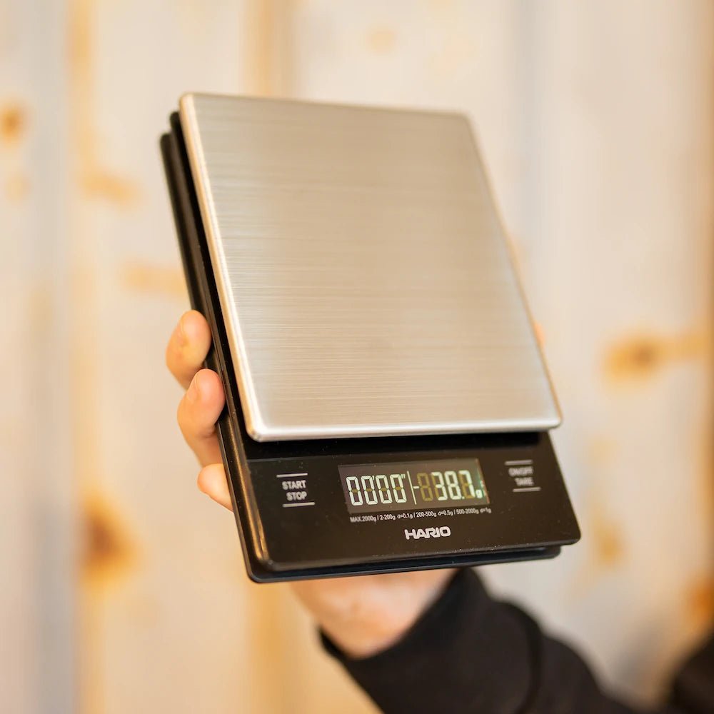 Hario Metall Waager in der Hand