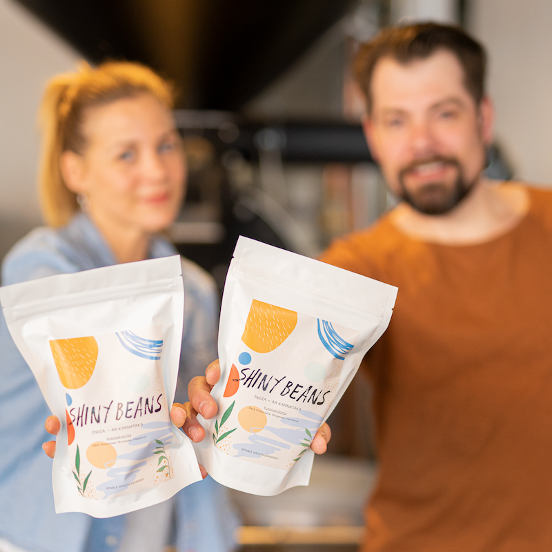 Shiny Beans Kaffee in der Hand präsentiert bei 19grams