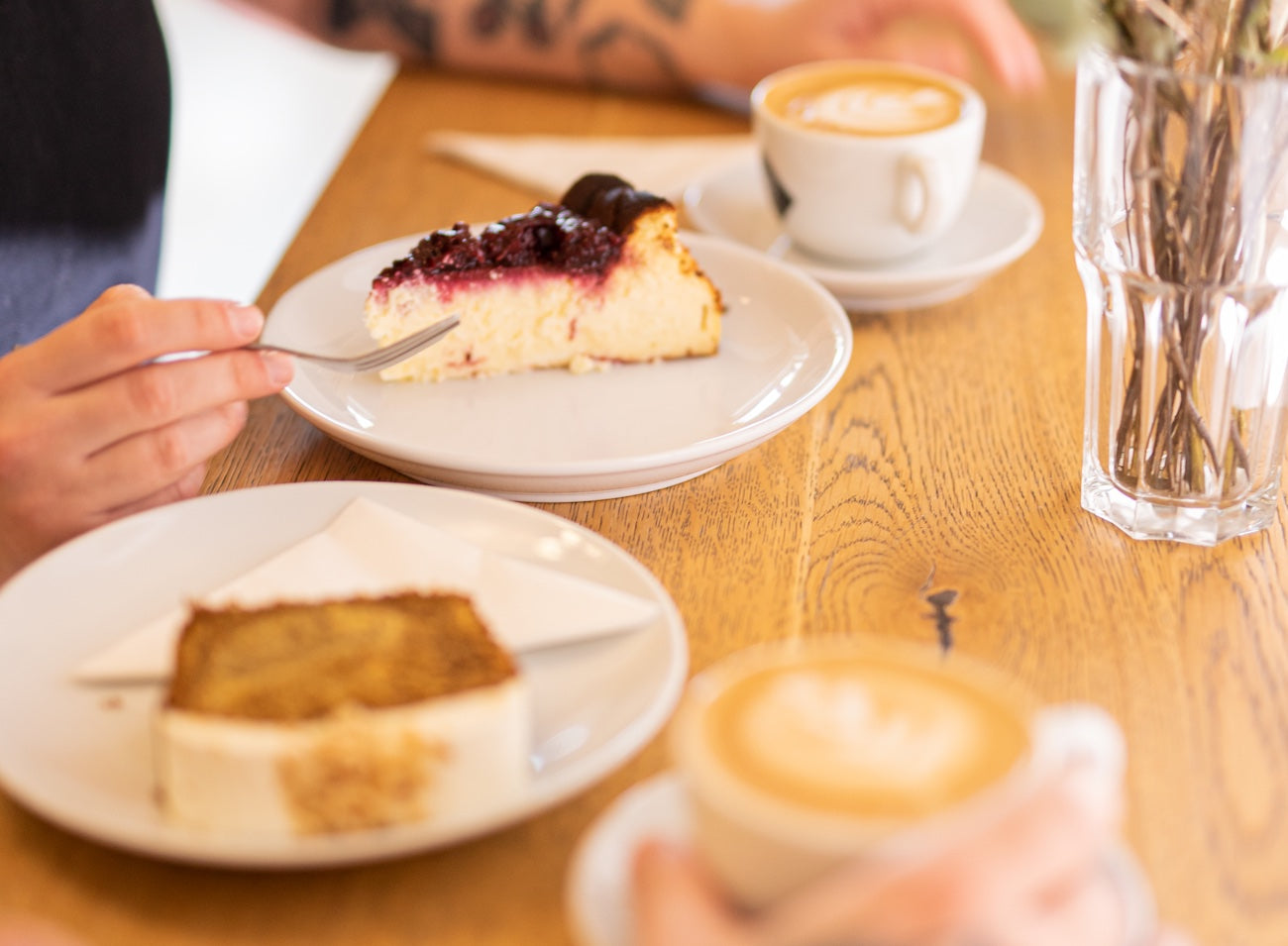 Cheesecake und Kaffee im 19grams Store