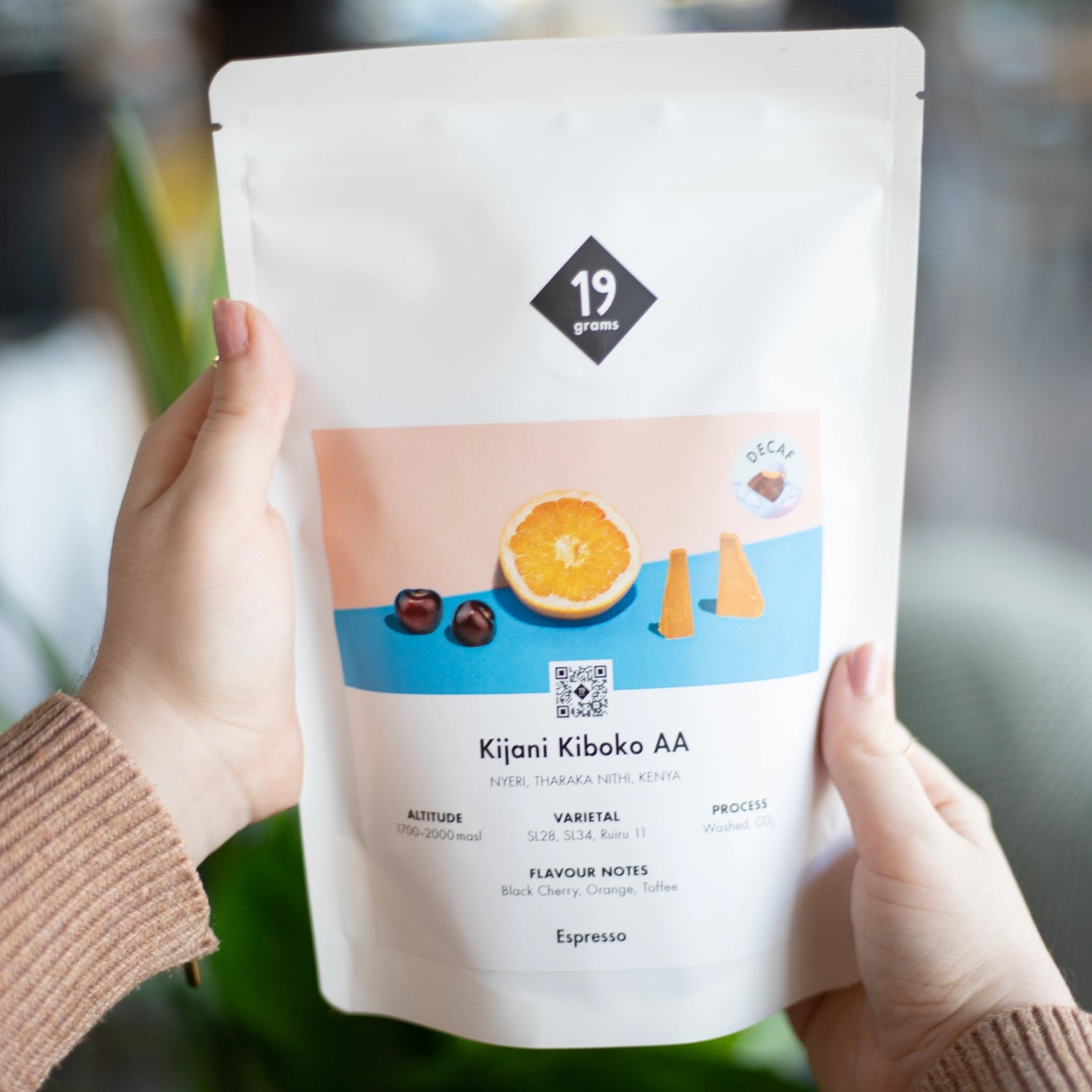 19grams Kijani Kiboko Espresso Kaffe in der Hand präsentiert