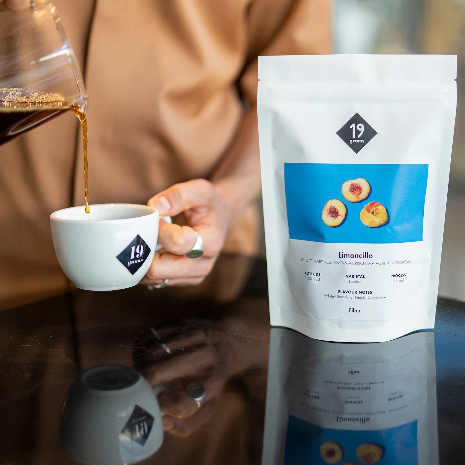 19grams Low Caf Kaffee Beutel mit einer frischen Tasse Kaffee