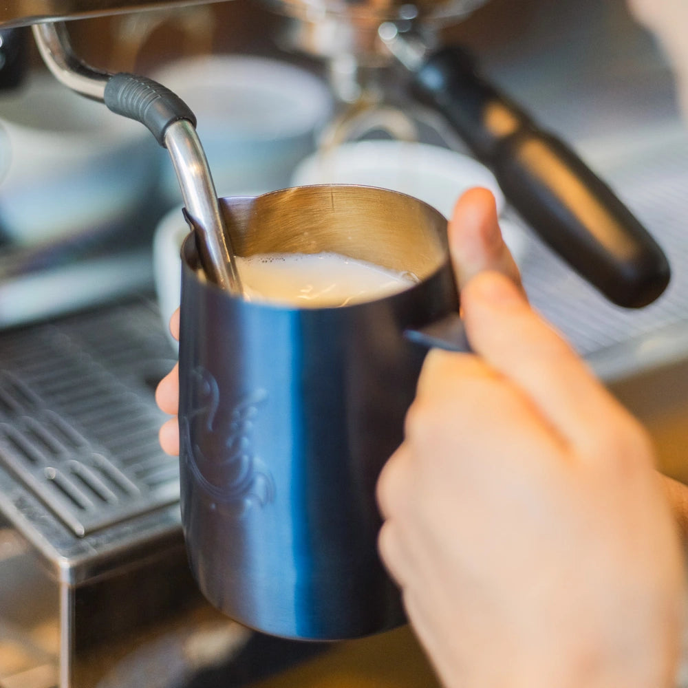 Milch aufschäumen mit dem Dampfstab bei 19grams