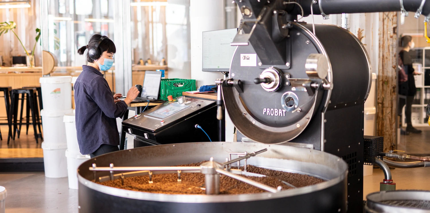 Rösterin Mars an der Röstmaschine in der 19grams Rösterei am Alex