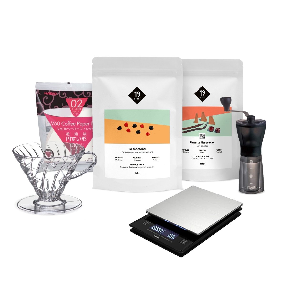 Das Starter Filterkaffee Bundle von 19grams mit Filter, Handmühle, Kaffee und einer Waage, im weißen Hintergrund