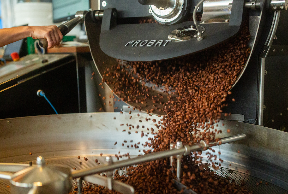 Kaffeebohnen fallen aus Röster