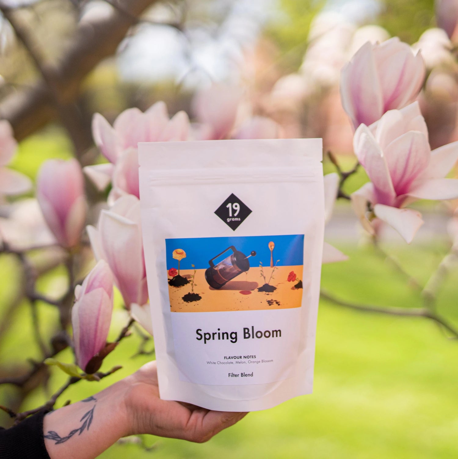 19grams mit Spring Bloom Kaffee mit Blüten im Hintergrund