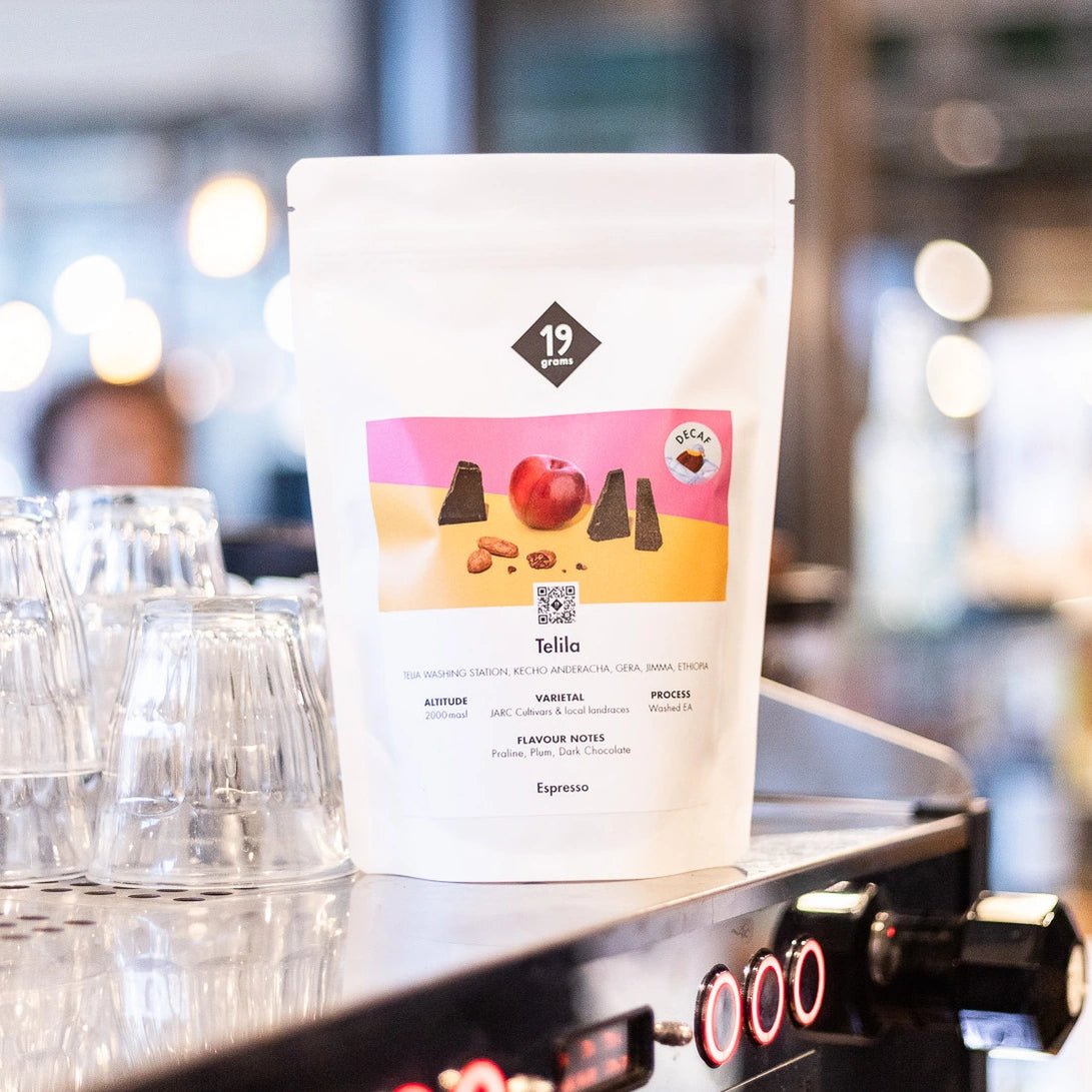 Telila äthiopischer koffeinfreier Kaffee auf einer Kaffeemaschine.