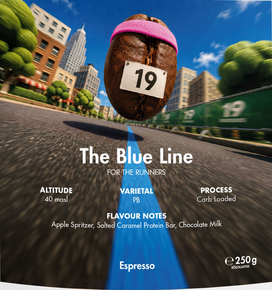 Etikett von The Blue Line: eine Kaffeebohne mit pinkem Schweißband und Startnummer 19 rennt auf einer blauen Linie über eine Straße