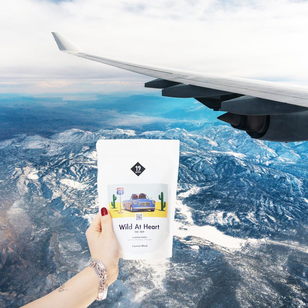 Wild at Heart in der Hand die aus dem dem Flugzeugt ragt