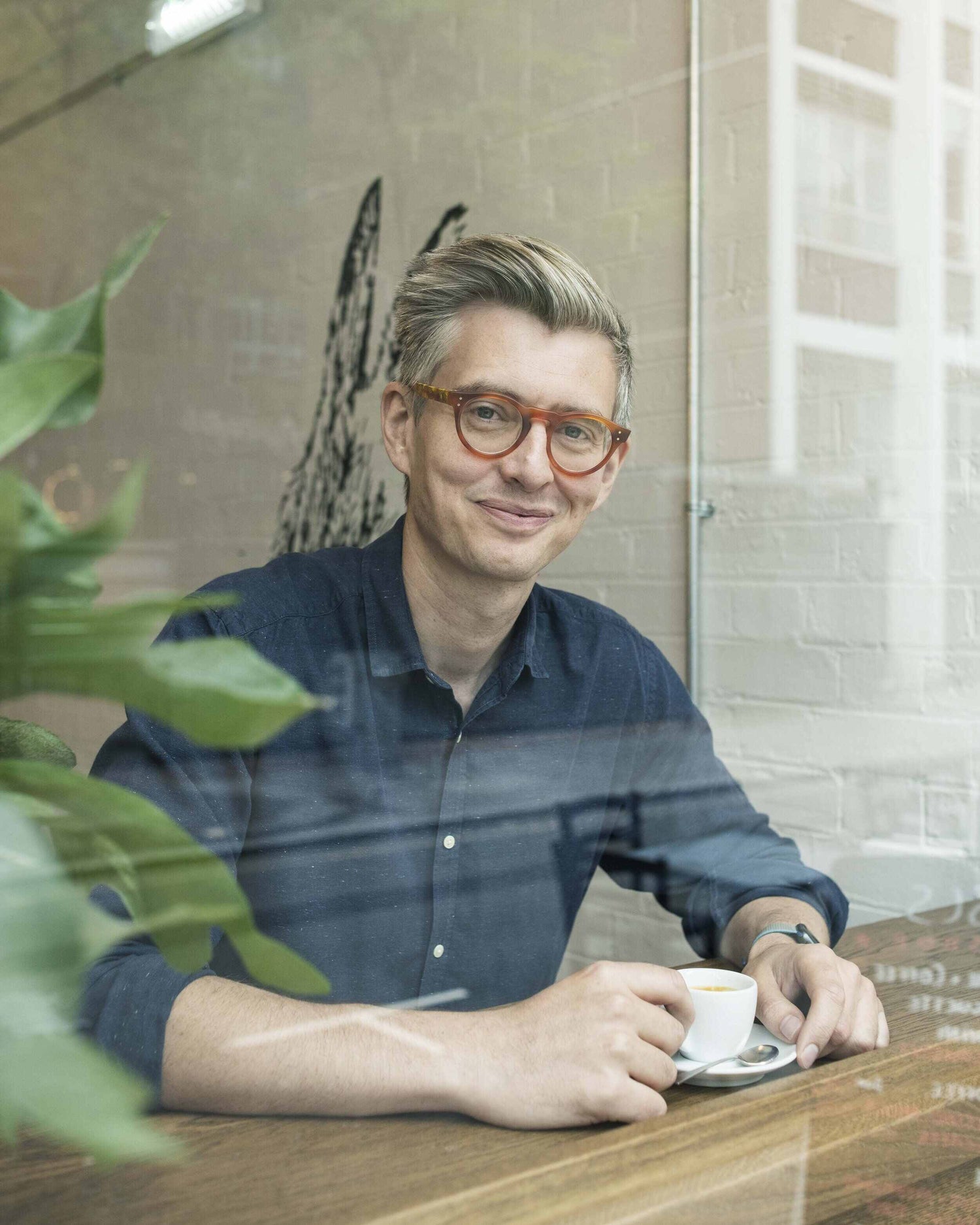 James Hoffman trinkt Kaffee