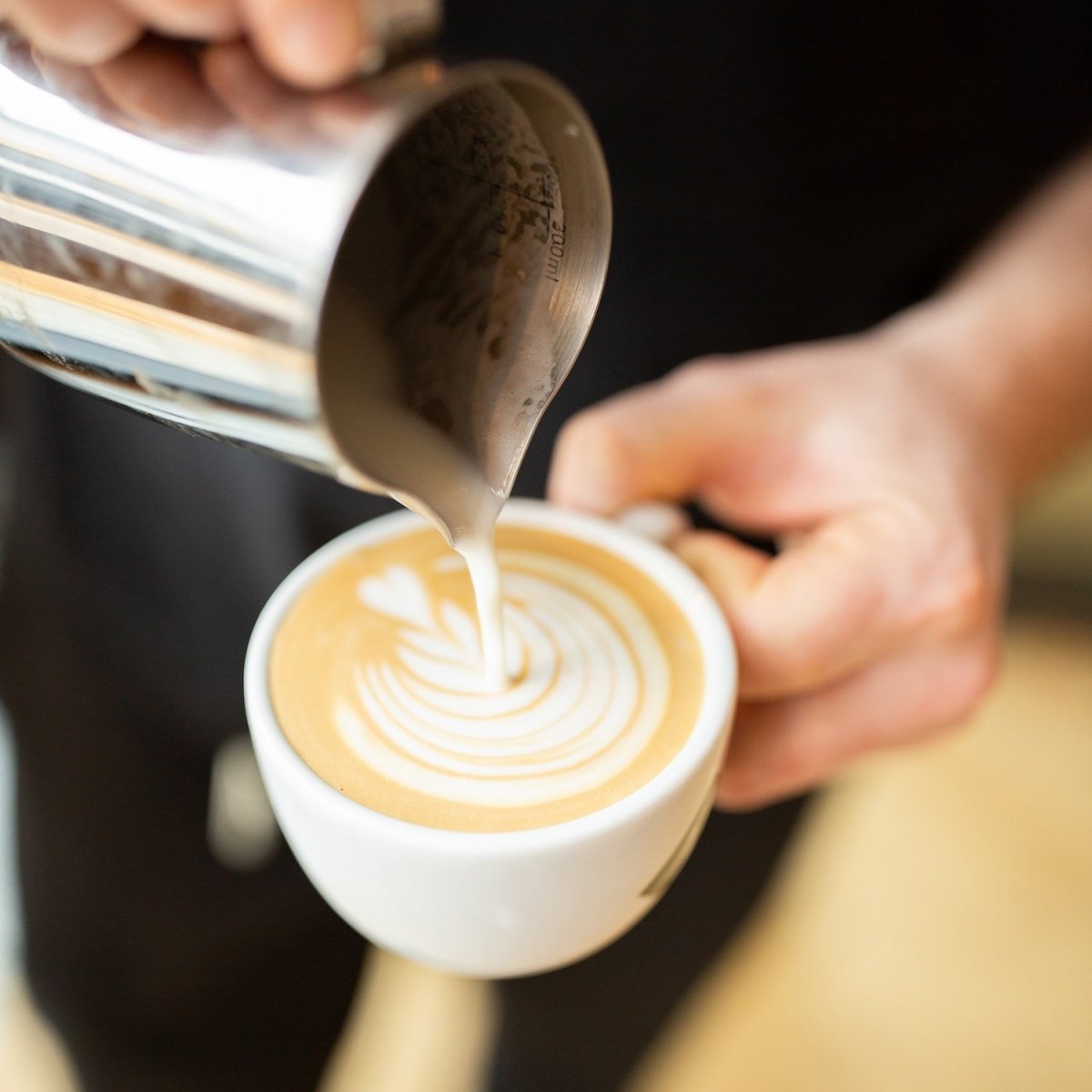 19grams Latte Art am machen