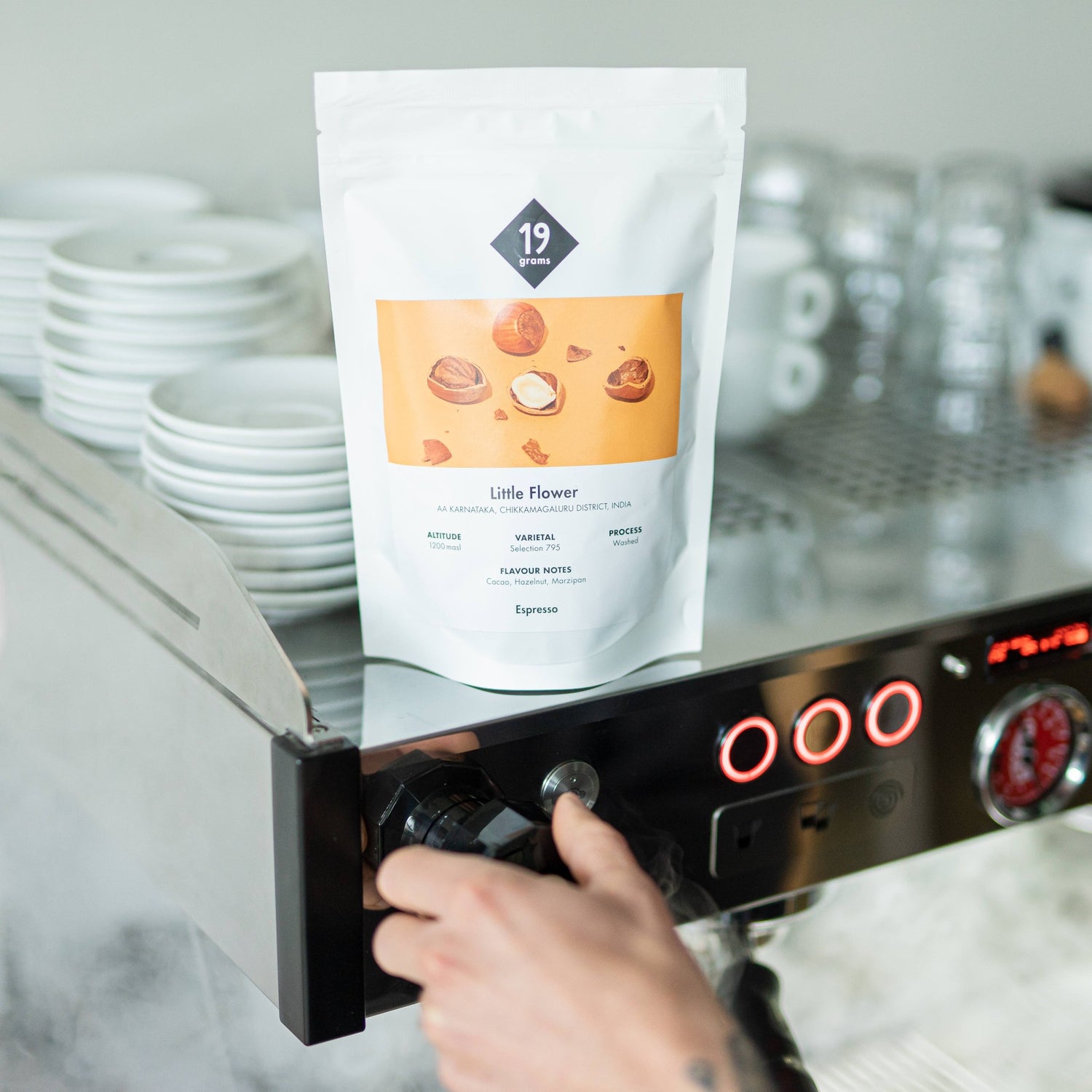 Ein Beutel 19grams Little Flower auf der Espresso Maschine