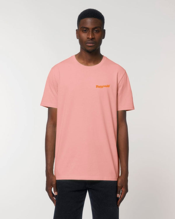Person im rosa Bloody Good T-Shirt mit kleinem Pura-Vida-Schriftzug auf der Brust