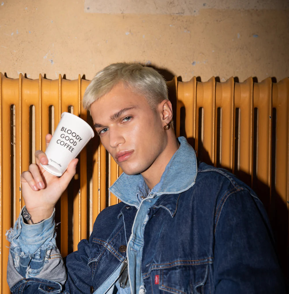 Fashion Week Berlin Model mit Bloody Good Coffee Becher