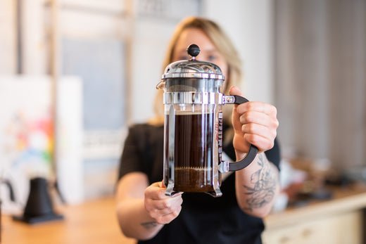 Barista von 19grams hält eine Frenchpress mit Kaffee in den Händen